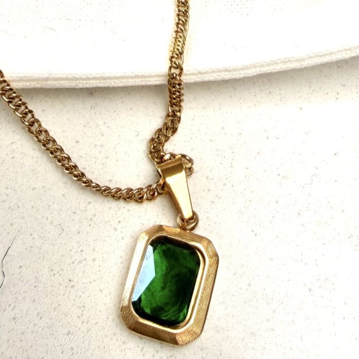 Black Flamingo - Em necklace - Green Gemstone